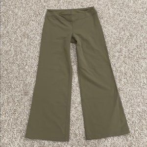 ATHLETA bootcut yoga pant size medium petite